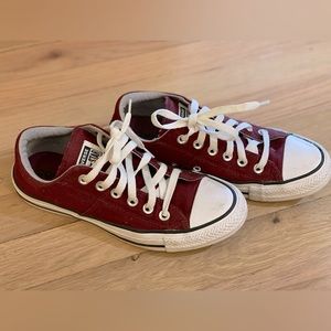 Converse Low Tops. Like new!!